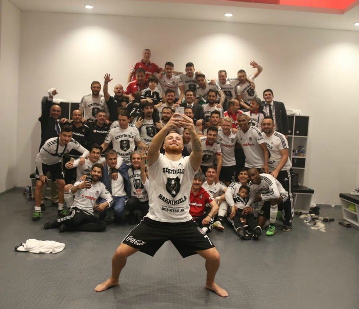 Elementos de Besiktas se toman una selfie tras proclamarse Campeones de Turquía