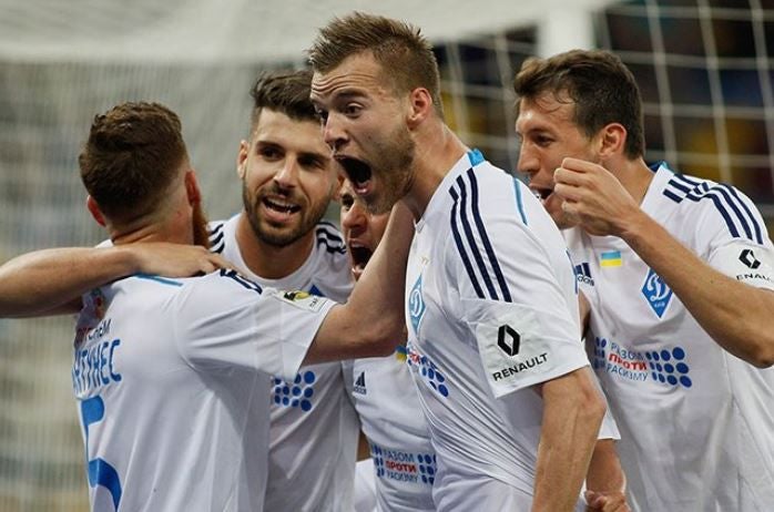 Jugadores del Dinamo de Kiev celebran un gol durante un partido