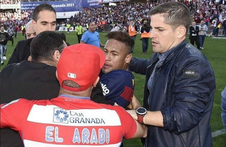 Neymar es agradido por un aficionado del Granada