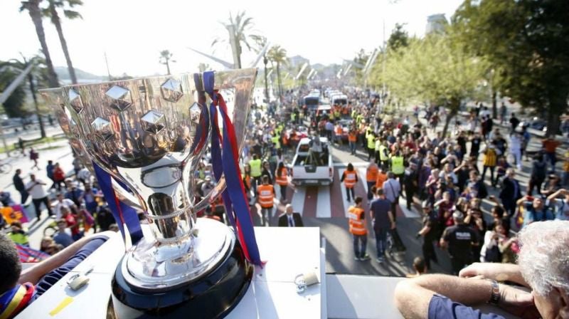 El trofeo en el autobús del Barcelona, durante el desfile