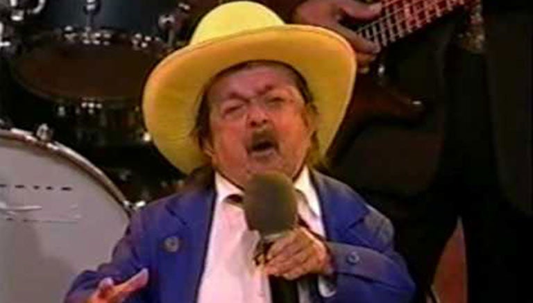 Margarito canta durante un programa 