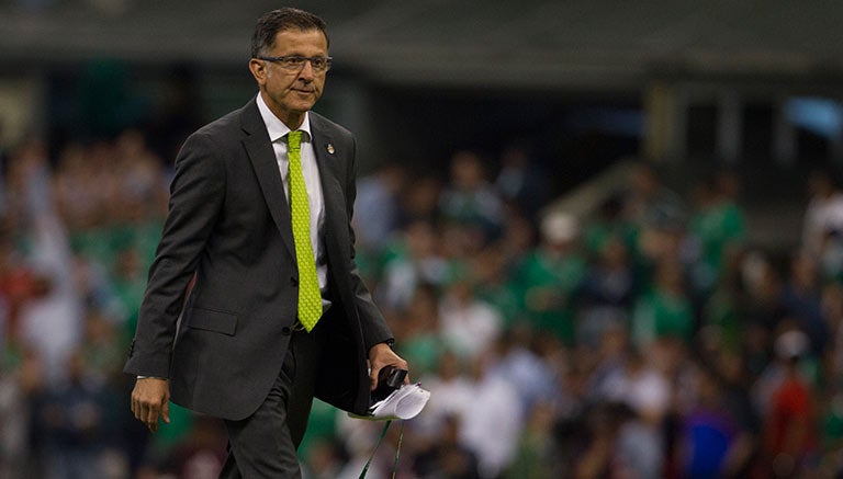 Juan Carlos Osorio se dirige a la banca en juego de México