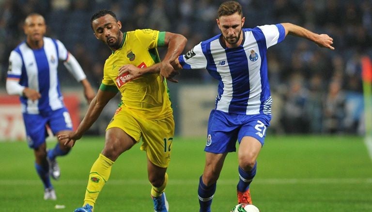 Miguel Layún, en mano a mano en juego  del Porto