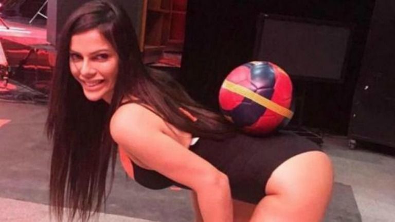 Miss Bum Bum posa con un balón del Barcelona