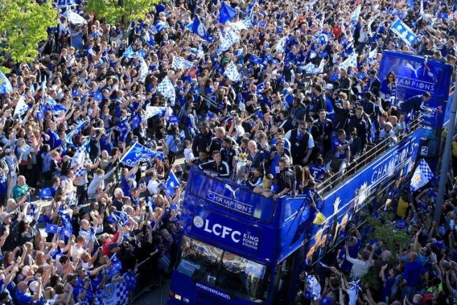 Los jugadores del Leicester sobre el autobús en la celebración