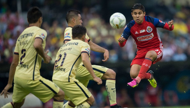 Javier López intenta controlar balón en Clásico contra América