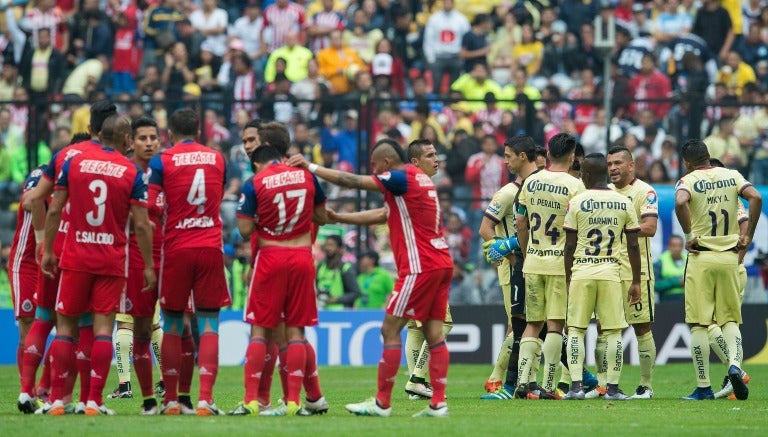 Plantillas de Chivas y América en el Estadio Azteca