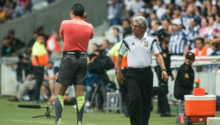 Tuca Ferretti durante el partido de Tigres contra Monterrey