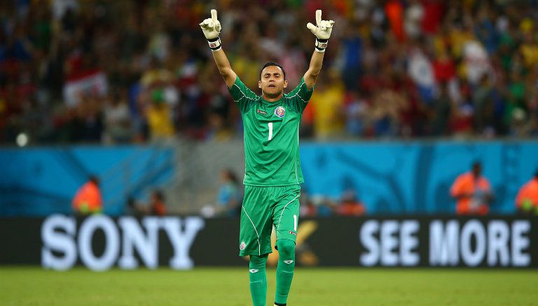 Navas apunta al cielo en partido de Costa Rica