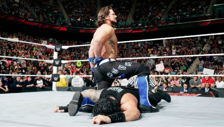 AJ Styles después de aplicarle el  'Styles Clash' a Roman Reigns