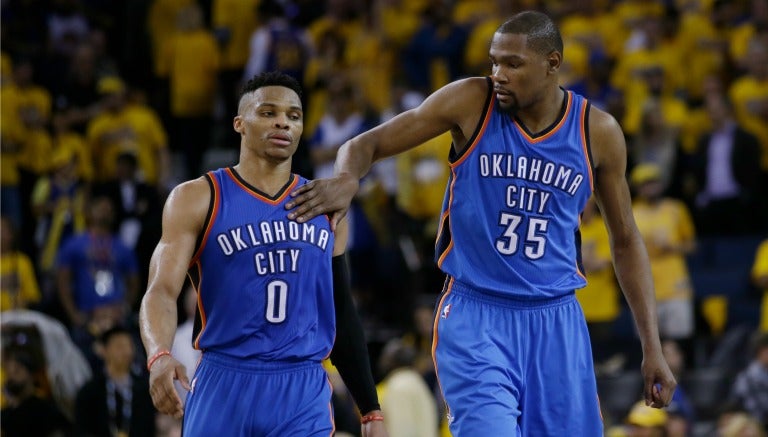 Kevin Durant y Russell Westbrook en el partido contra Warriors