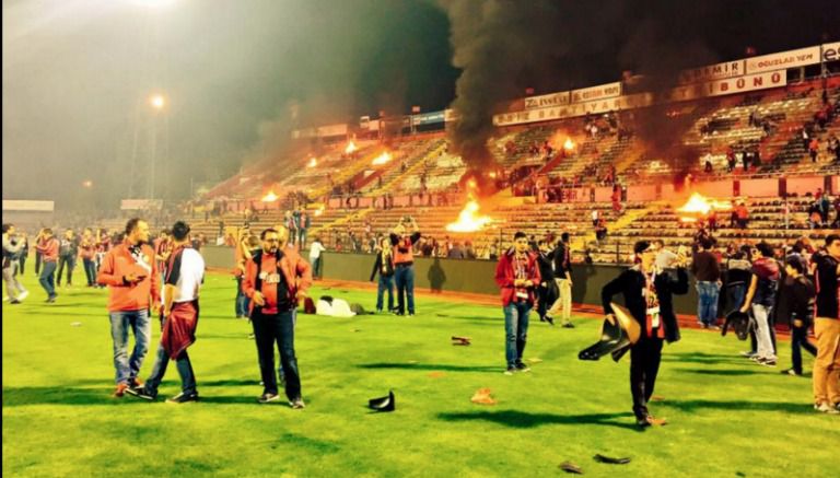 Aficionados prendiendo el estadio en Turquía