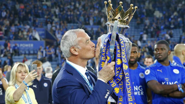 Claudio Ranieri besa la Copa conseguida en la Premier League