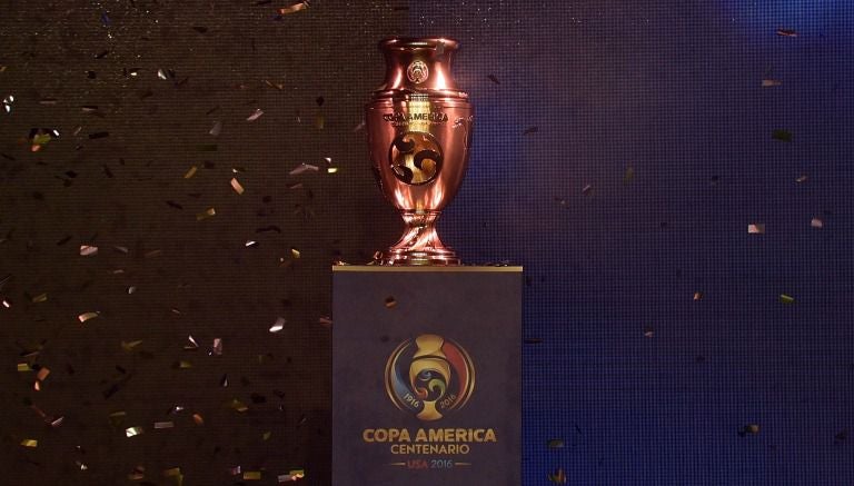 El trofeo de la Copa América durante su presentación