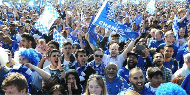 Afición del Leicester City festeja Campeonato de Premier