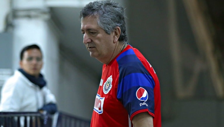 Vergara camina con la playera alternativa de Chivas