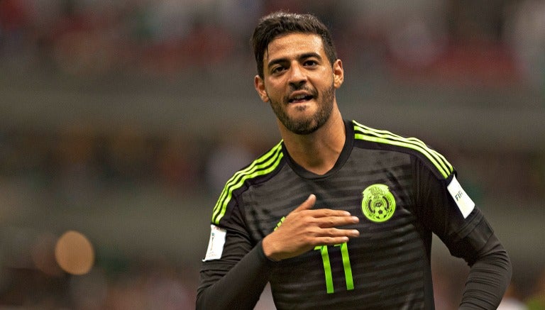 Carlos Vela celebra un gol con el Tri