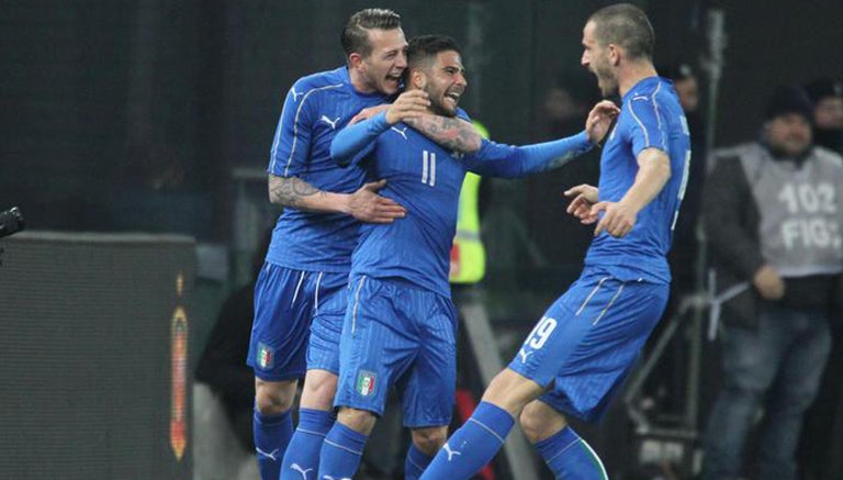 Lorenzo Insigne celebra un gol con Italia