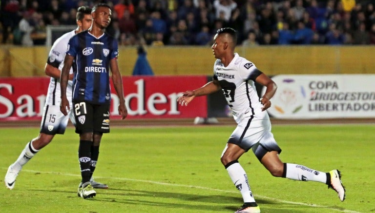 Fidel Martínez corre tras anotar el gol del descuento