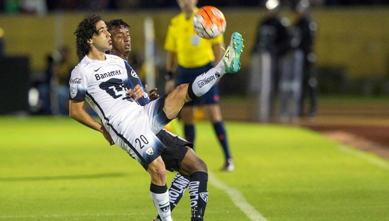 Matías Britos intenta controlar un balón durante el juego contra independiente del Valle