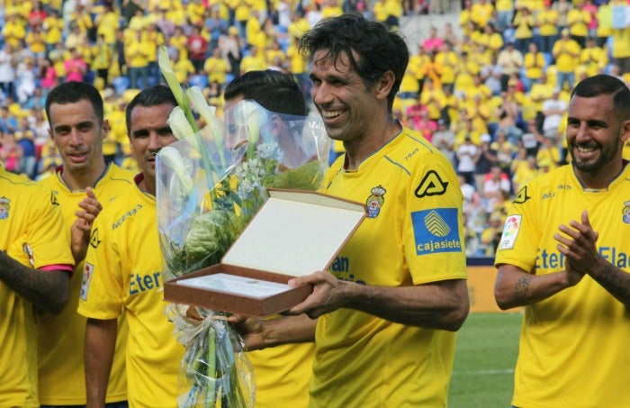 Juan Carlos Valerón recibiendo un reconocimiento en su despedida