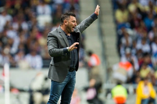 Antonio Mohamed dando indicaiones durante un partido