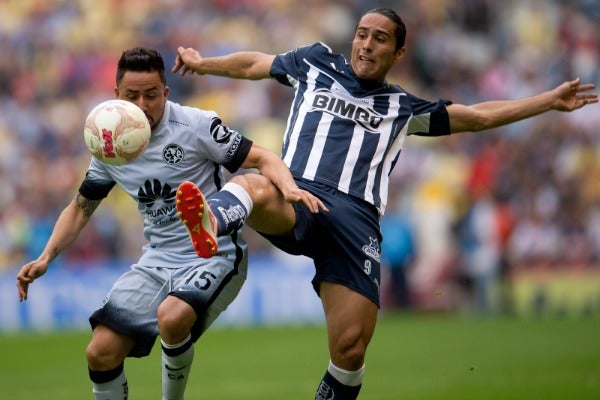 Mares y De Nigris pelean un balón durante el enfrentamiento entre América y Monterrey