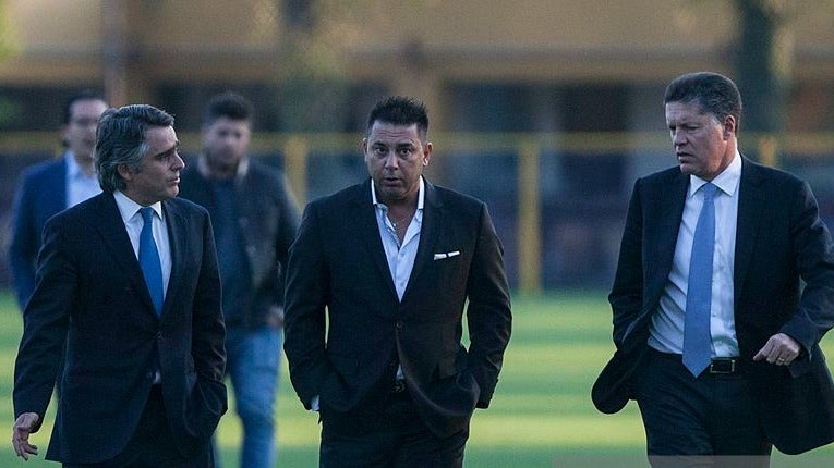 Antonio Mohamed junto a Peláez y Romano caminando por las instalaciones de América