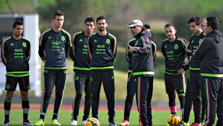 El Potro Gutiérrez dando indicaciones a sus pupilos del Tri Sub 23