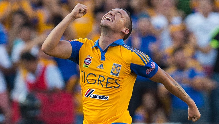 Jesús Dueñas festeja una anotación con Tigres