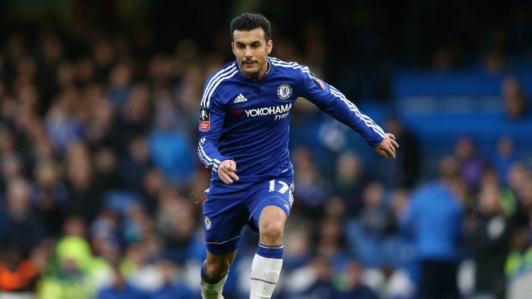 Pedro Rodríguez disputando partido de la Premier League