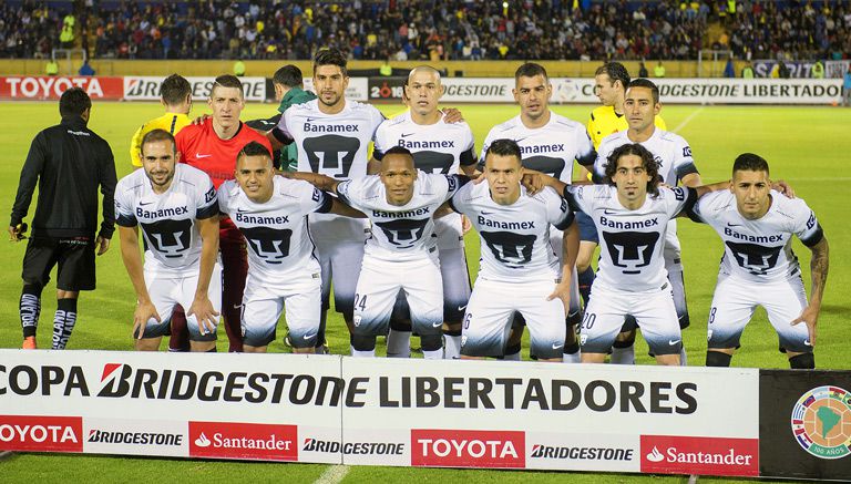 Futbolistas de Pumas posan previo al duelo en Ecuador