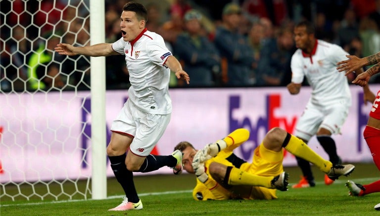 Gameiro celebrando su anotación contra Liverpool