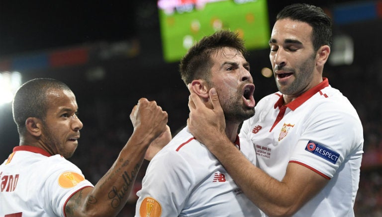 Jugadores de Sevilla celebran gol contra Liverpool