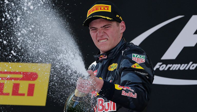 Verstappen arroja la champagne tras ganar el GP de España