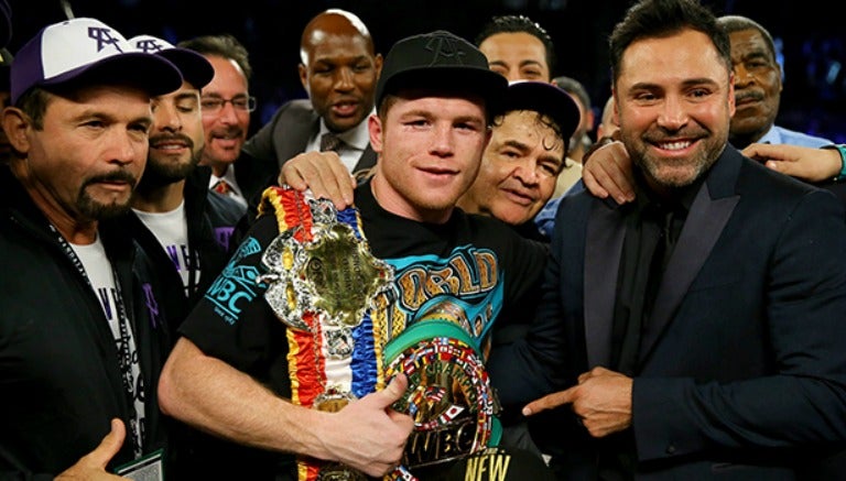 Canelo presume su cetro con De la Hoya