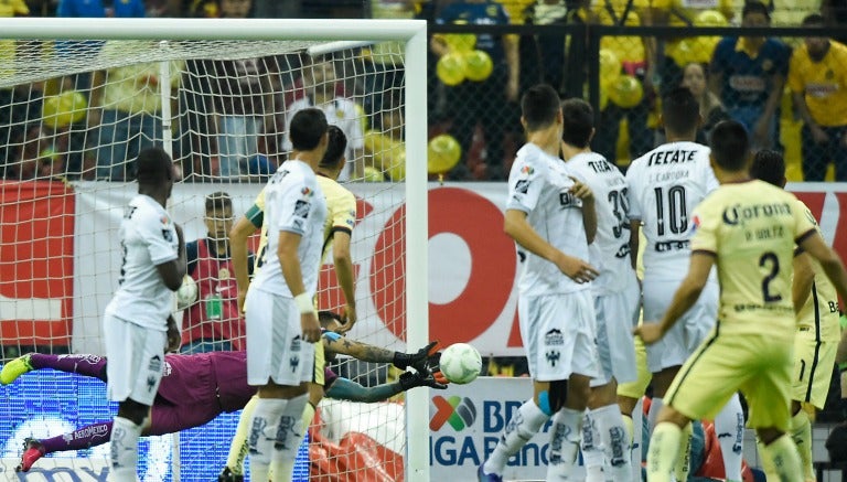 Orozco se lanza para evitar un gol del América