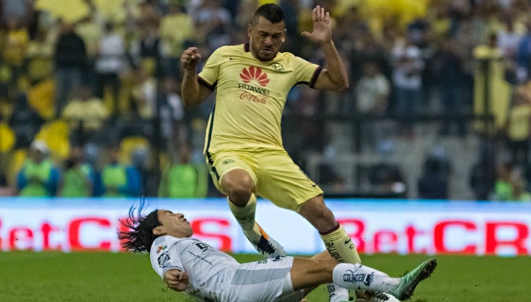 Paolo Goltz batalla por el balón con Juárez