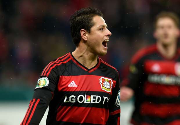 Chicharito festeja un gol con Bayer Leverkusen