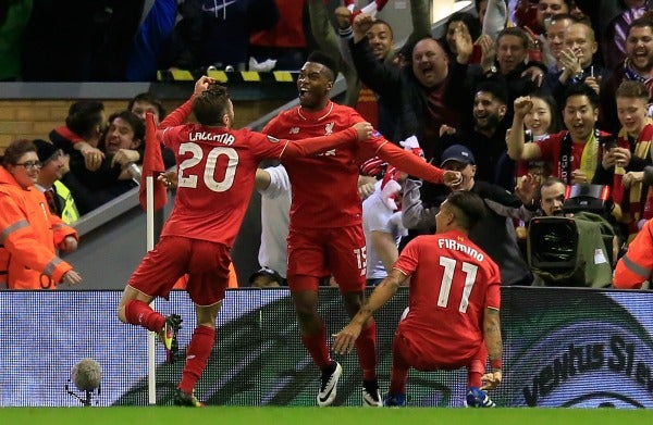 Daniel Sturridge festeja con sus compañeros un gol frente al Dortmund