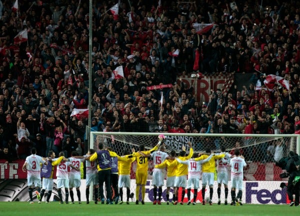 Los jugadores del Sevilla celebran ante su público el pase a la Final de Europa League