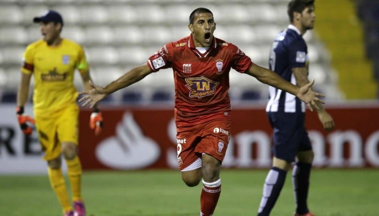 Ramón 'Wanchope' Ábila celebra un gol con Huracán