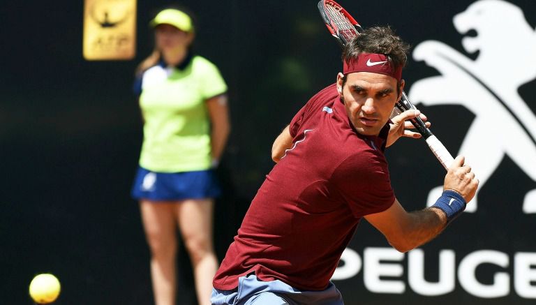 Roger Federer golpea la bola durante el Master 1000 de Roma