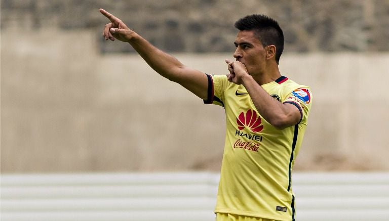 Paolo Goltz festeja un gol con el América