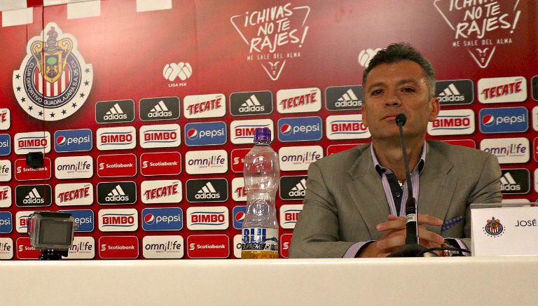 Higuera posa en conferencia de prensa con Chivas