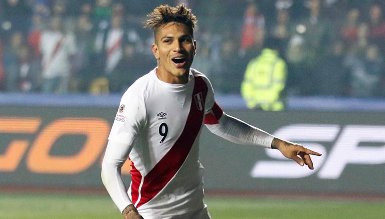 Paolo Guerrero festeja un gol durante la Copa América del año pasado