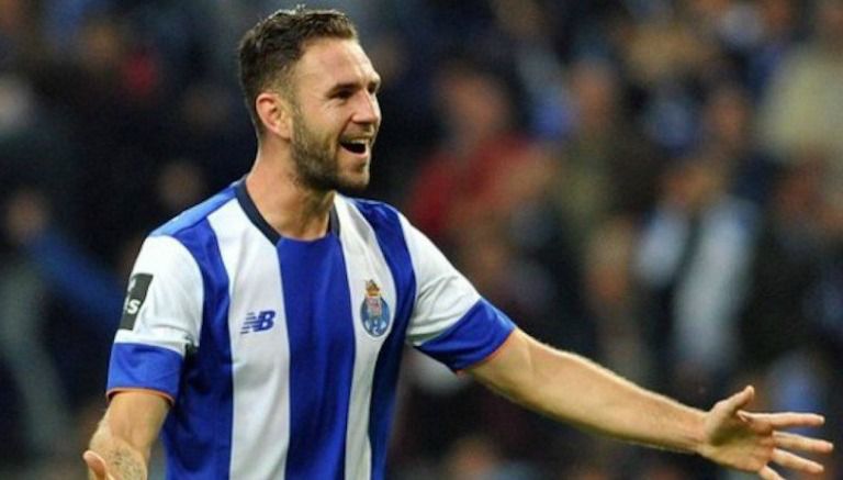 Miguel Layún festeja un gol con Porto