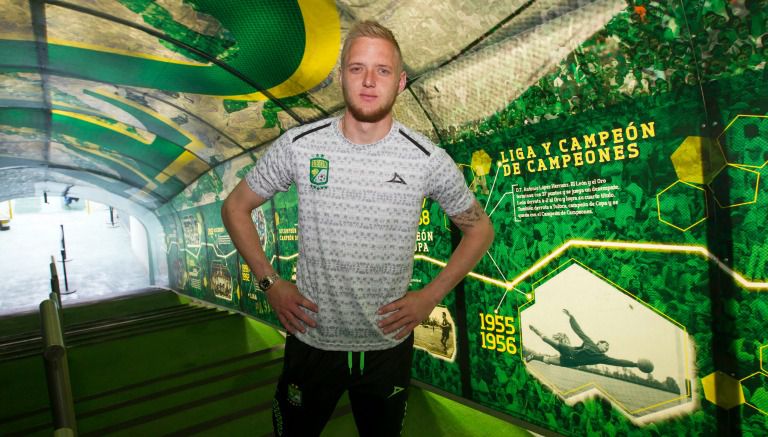 William Yarbrough posando en el Estadio León 