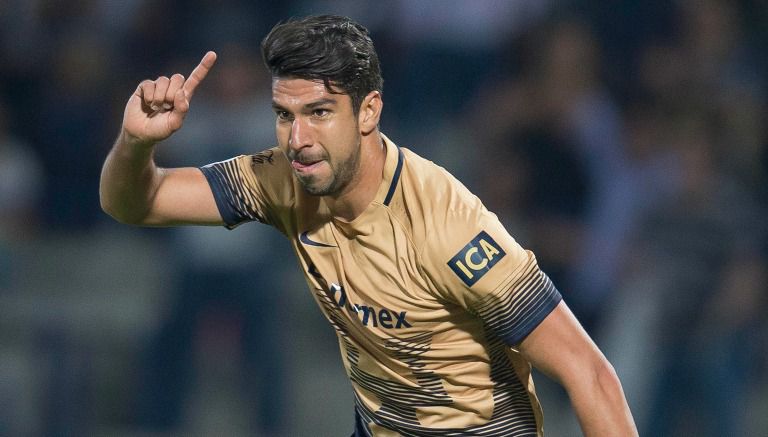 Lalo Herrera festeja un gol con Pumas