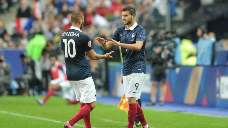 Benzema y Gignac se saludan en una sustitución gala